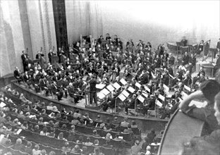 The Kuybyshev première of Shostakovich's Symphony No. 7 on March 5, 1942 by the Bolshoi..., 1942. Creator: Anonymous.