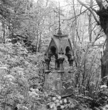 Highgate Cemetery, Swains Lane, Highgate, Camden, London, 1978-80. A square based tomb with squat
