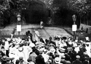 Mary Leigh (waving) and Edith New, the first Suffragette window-breakers, released from Holloway