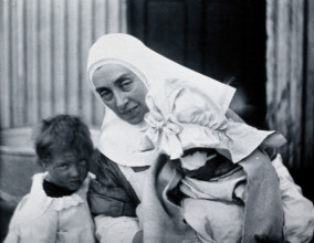 Gloucester smallpox epidemic, 1896: Elsie Clutterbuck (right), a smallpox patient, with..., 1896. Creator: HCF of Gloucester.