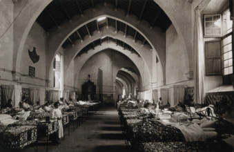Hospital de la Santa Cruz, Barcelona: ward of San Joé Oriol, c1900. Creator: Unknown.