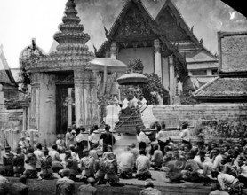 King Mongkut of Siam [Thailand] arriving at the Temple of the Reclining Buddha (Wat Pho)..., 1865. Creator: John Thomson.