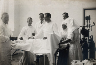 Einar Key (fourth from left), a Swedish surgeon, in an operating theatre..., c1910. Creator: Unknown.