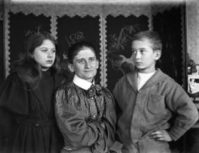 Elizabeth Esplain L'Estrange & her children Mary Elizabeth ( Girlie ) L'Estrange & Frederick...1899. Creator: Robert Augustus Henry L'Estrange.