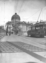 Street scene out the front of Customs House, Brisbane, Queensland, 1905. Creator: Robert Augustus Henry L'Estrange.
