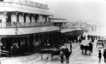 Spectators watch rising floodwaters in Melbourne Street, South Brisbane, 1890. Creator: John Jackson Hogg.