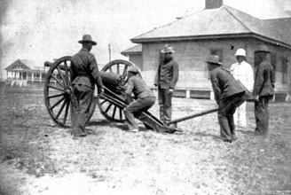The Spanish-American War: American naval and military types - sighting gun for action, 1898. Creator: Unknown.