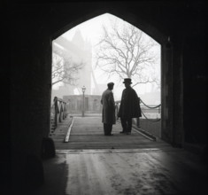 Yeoman Warder and visitor, Tower of London, c1955. Creator: Arthur Charles Kirby Ware.