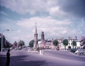 Banbury Cross and church, Banbury, Oxfordshire, c1955. Creator: Arthur Charles Kirby Ware.