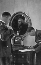 Hitler et Lutze, son chef d'état-major des S.A., 1935