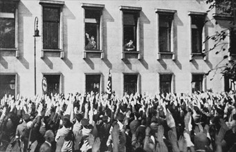 Une délégation venue de la Sarre, devant la Chancellerie, à Berlin (1935)