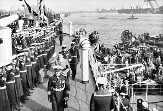 Hitler passe en revue les troupes sur le navire "Schleswig-Holstein", à Hambourg