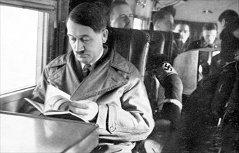 Hitler au cours d'un voyage à travers l'Allemagne en 1934