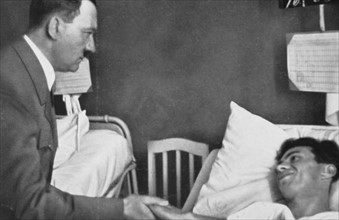 Hitler rend visite à une victime de l'usine de Reinsdorf (1935)