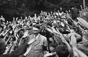 Hitler devant sa résidence secondaire à Obersalzberg, en Bavière