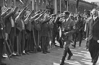 Hitler lors du début des travaux de la construction de la banque du Reich (1934)