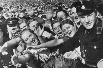 Liesse populaire lors du passage d'Hitler à Bückeberg, 1935