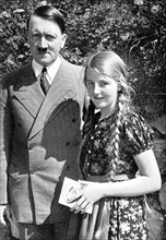 Hitler photographié avec une jeune fille allemande, 1935