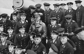Hitler entouré d'une unité de marins, à Hambourg.
