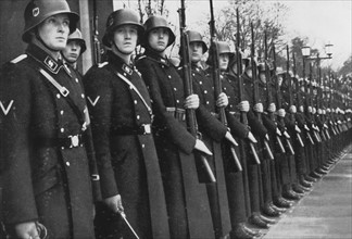 Hitler passe en revue ses troupes sur la Place Royale à Munich en 1935