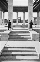 Deux soldats montent la garde sur la Place Royale à Munich, 1935