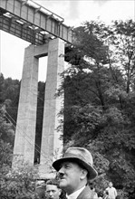 Hitler en bas du pont autoroutier de Mangfall, entre Munich et Salzburg (1935)