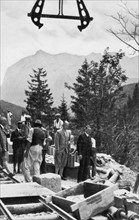 Hitler sur le chantier de construction d'une route dans les Alpes, 1934