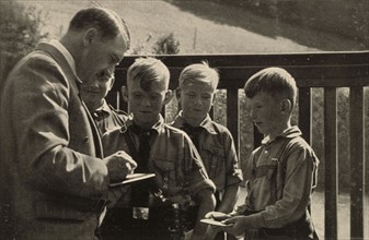 Hitler, en villégiature à Obersalzberg, signant des autographes à de jeunes garçons