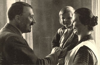 Hitler, en villégiature à Obersalzberg, salue une mère et son enfant
