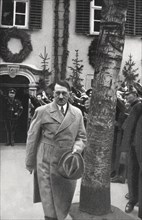 Hitler visiting Schiller's house in Weimar (1934)