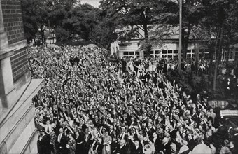 During the Bayreuth festival, the cheering crowd is greeting Hitler