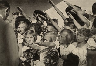 Hitler est salué par de jeunes allemands lors de sa campagne électorale