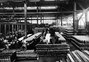 Durant la Première Guerre Mondiale, dans une région industrielle allemande, les femmes travaillent