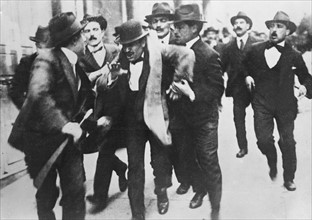 L'arrestation de Mussolini à Rome en 1915.