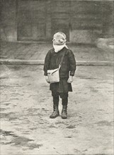 Enfant portant un masque à gaz