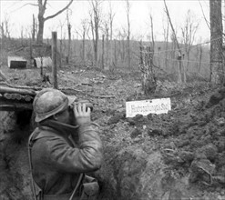 Soldat français observant l'ennemi, 1917