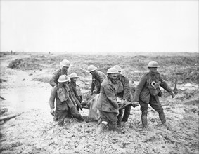 Soldats britanniques transportant un blessé