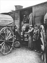 Distribution de vin aux troupes, en 1915
