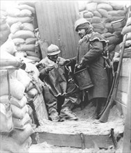 Distribution de café dans une tranchée, sur le front en 1916.