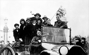 Première Guerre Mondiale
Londres près de Buckingham Palace, des soldats américains et des jeunes