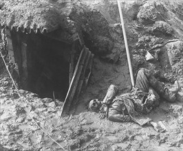 La première guerre mondiale 1914-1918. Le cadavre d'un soldat allemand dans une tranchée - Nous