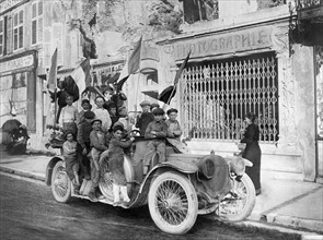 Enfants Saint-Mihiélois groupés sur la voiture d'un officier français qu'ils ont pavoisée,
