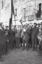 A Rivesaltes, appariteur lisant le télégramme annonçant l'armistice du 11 novembre 1918