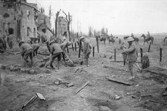 Canadiens nettoyant une route près de Cambrai. L'armée Canadienne en France. 1918, soldats