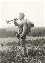 Un clairon - Photographie inédite de l'entrainement de l'armée portugaise en novembre 1916, avant
