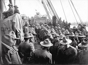 Soldats américains sur le pont du bateau qui les a amené en France - L'arrivée des premiers