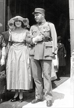 La première guerre mondiale. Un militaire mutilé de la guerre 1914-1918, au bras de sa femme à la