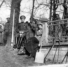 Cinq mois de captivité à Tsarskoié-Sélo, de mars à août 1917. Dans le parc de Tsarskoié-Sélo, où