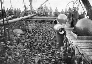 Le débarquement de troupes de l'armée portugaise dans un port français en avril 1917, les soldats