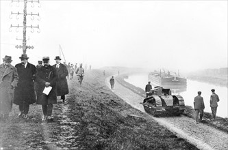 1918 , chars d'assaut Renault adaptés au hallage des péniches